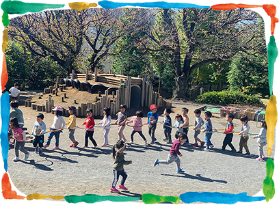 水遊びをして、笑顔の子ども